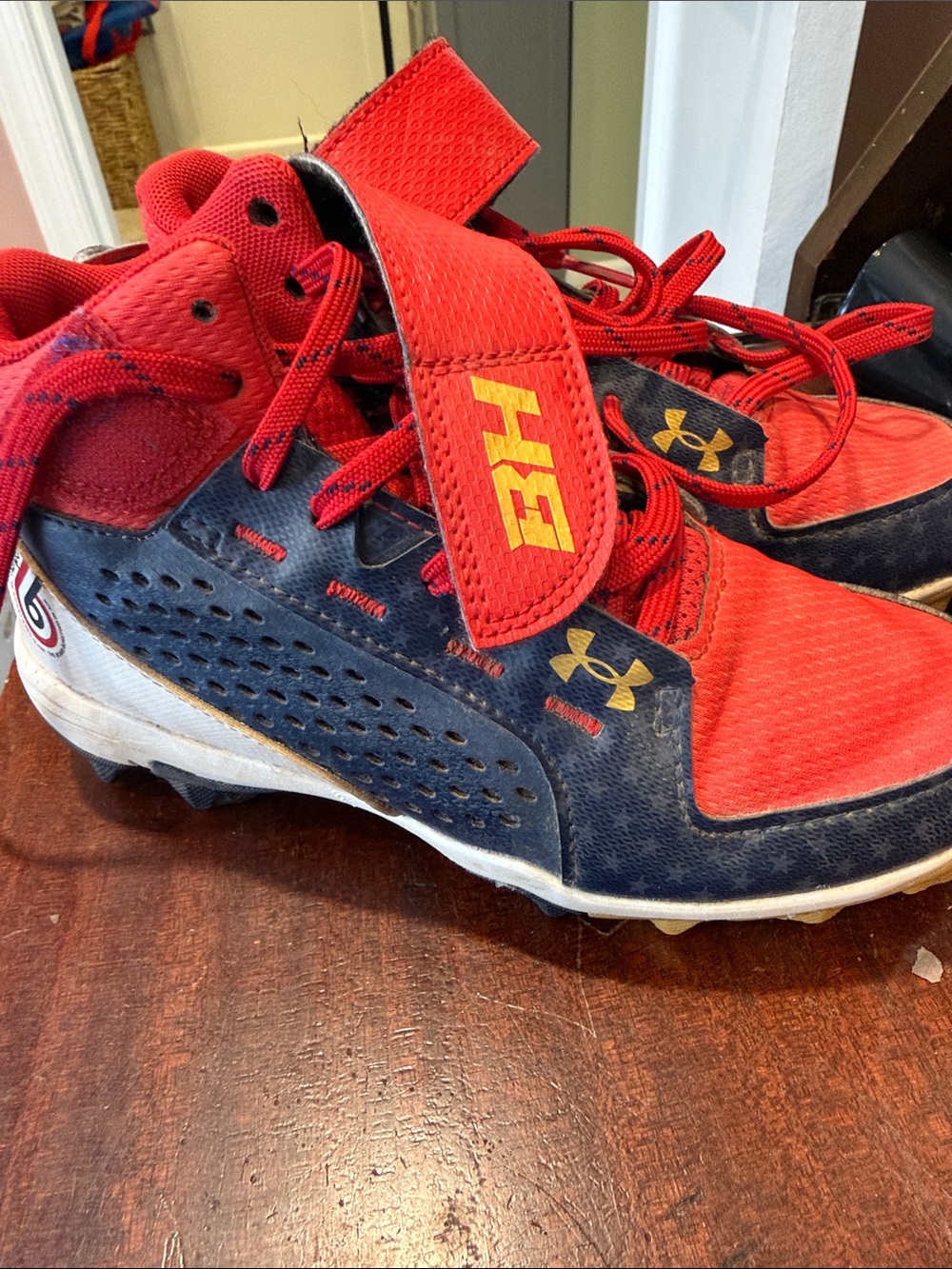 Under Armour boys size 2 youth baseball cleats